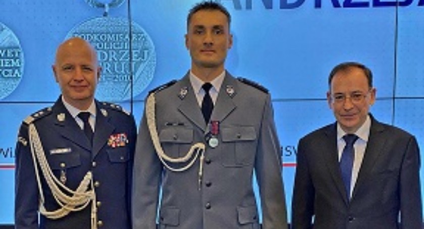 Uratował mężczyznę z pożaru. Policjant z Ciechanowa otrzymał medal