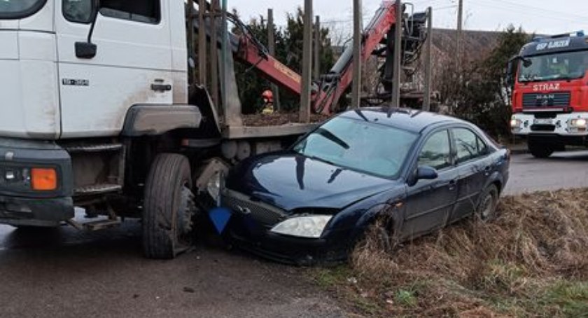 Niebezpieczne zdarzenie pod Ciechanowem. Osobówką podróżowali rodzice z dziećmi [zdjęcia]