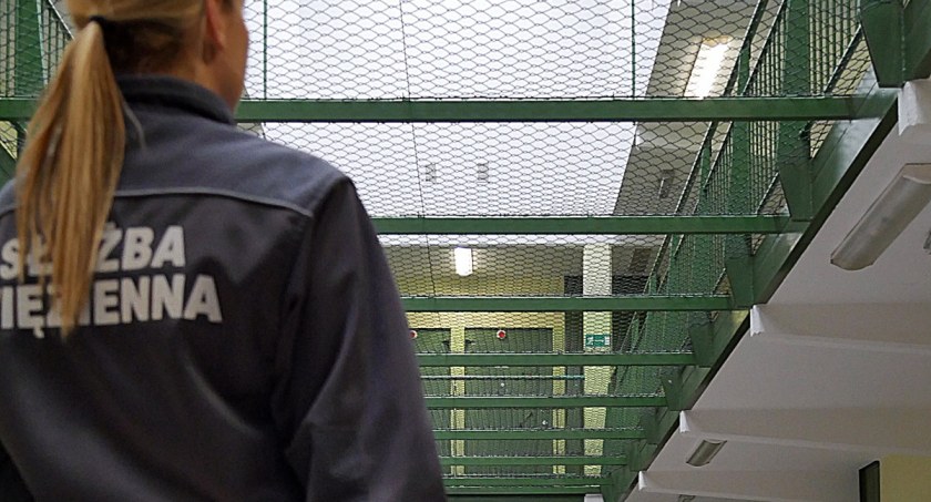 Trwa duża rekrutacja w Służbie Więziennej na Mazowszu. Ile można zarobić?