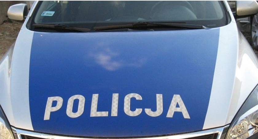 Policjant pomógł kobiecie. 
