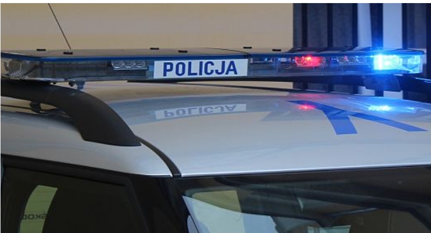 Wjechał Fiatem w tył Renault i uciekł. Policja zatrzymała dwóch mężczyzn