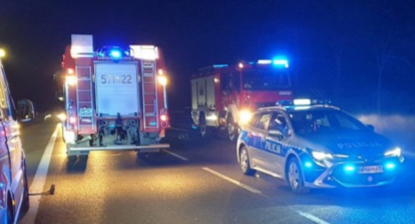 Jaguarem skasował latarnię i porzucił auto. Nocne zdarzenie w Ciechanowie