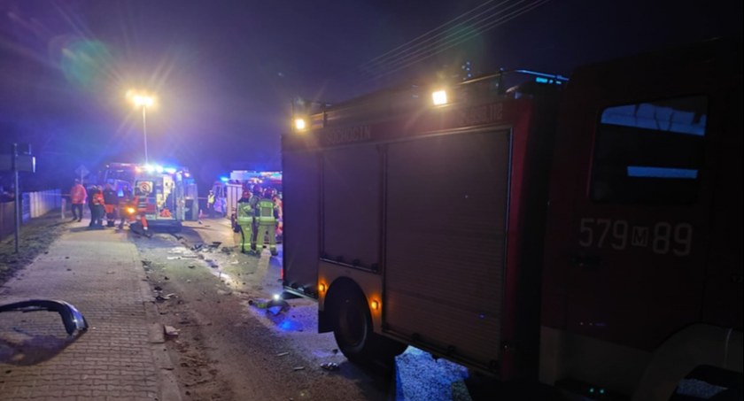 Aktualizacja: zderzenie osobówki z karetką pogotowia [zdjęcia]