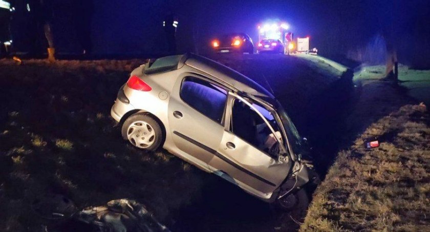 Poważny wypadek pod Ciechanowem. Samochód osobowy zderzył się z ciężarówką [zdjęcia]