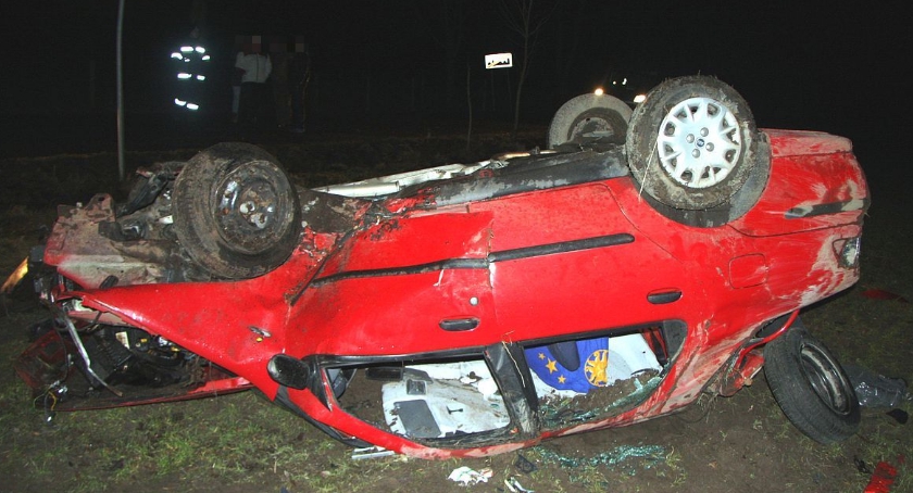 Fiat uderzył w skarpę. Rannych dwóch młodych mężczyzn (zdjęcia)