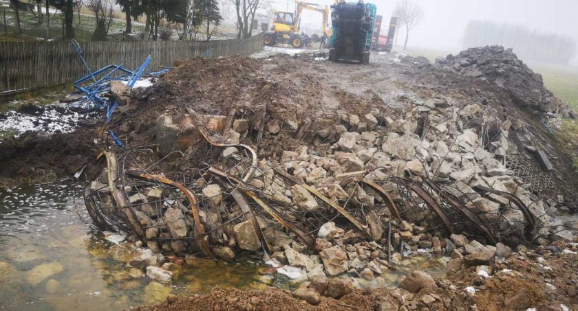 Bomba pod mostem. Ewakuowali okolicznych mieszkańców [wideo/zdjęcia]