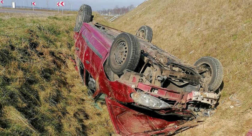 AKTUALIZACJA: Wypadek na wiadukcie, wśród rannych dzieci. 