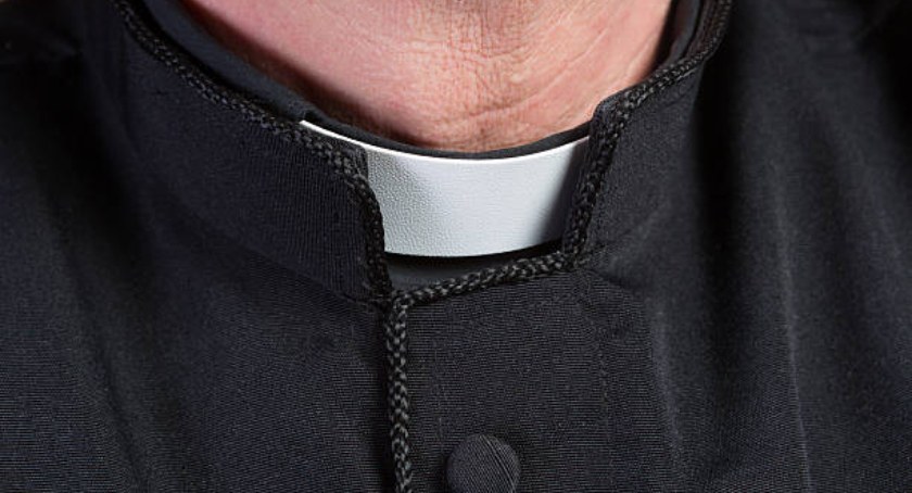 Katecheta z aktem oskarżenia. Wykręcał ręce ucznia, uderzył kolanem w brzuch