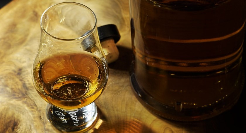 Kieliszki do whisky z pokrywką – szkło dla prawdziwych koneserów