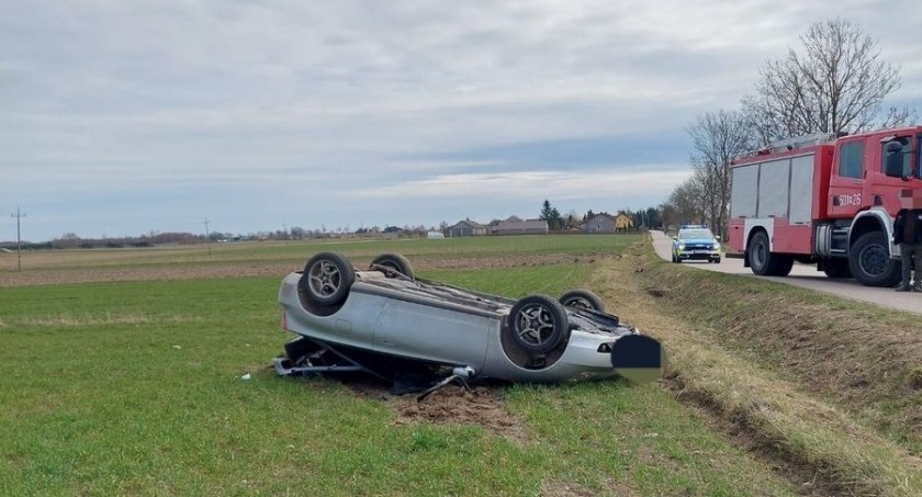 Chciała uniknąć zderzenia, wypadła z drogi i dachowała [zdjęcia]