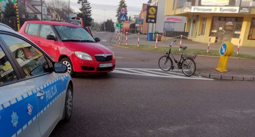 Uderzyła w rowerzystę. Szyby w jej aucie były zaszronione [zdjęcia]
