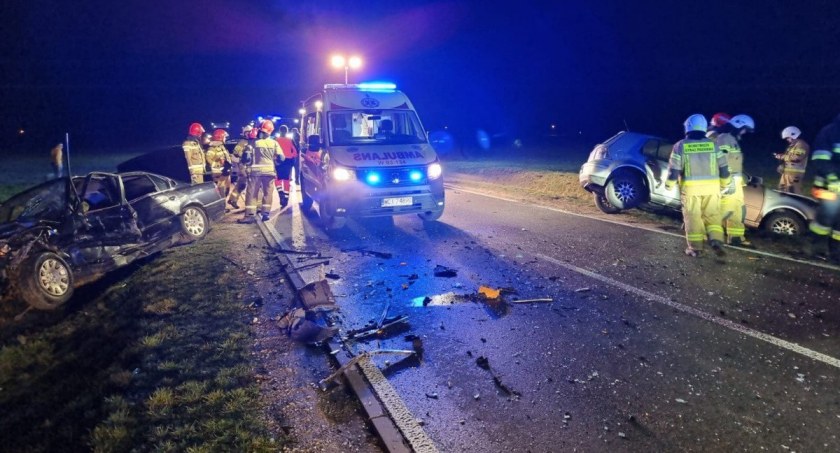 Zderzenie przy wyprzedzaniu. Wypadek koło Ciechanowa [zdjęcia]
