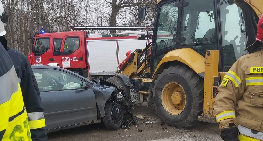 Zderzenie osobówki z koparką [zdjęcia]