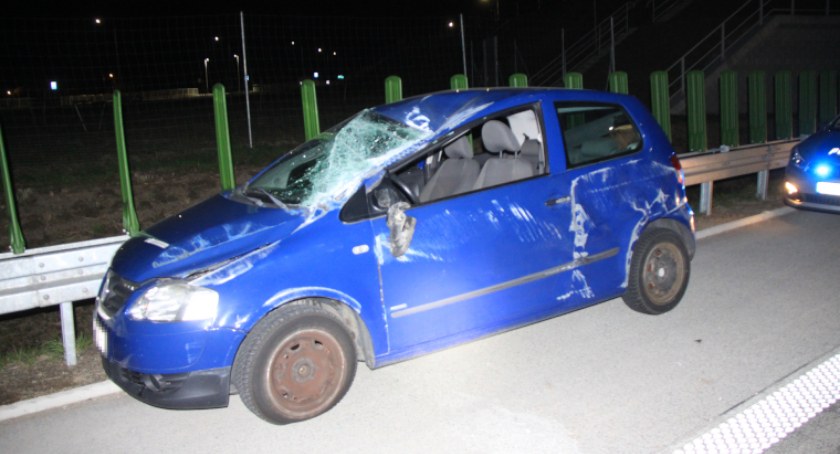 Zagadała się z mężem, omal nie doszło do tragedii