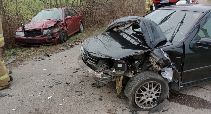 Zderzyli się przy wymijaniu. Groźne zdarzenie koło Ciechanowa [zdjęcia]