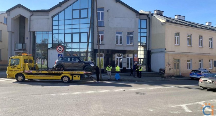 Auto uderzyło w budynek w centrum Ciechanowa [zdjęcia]