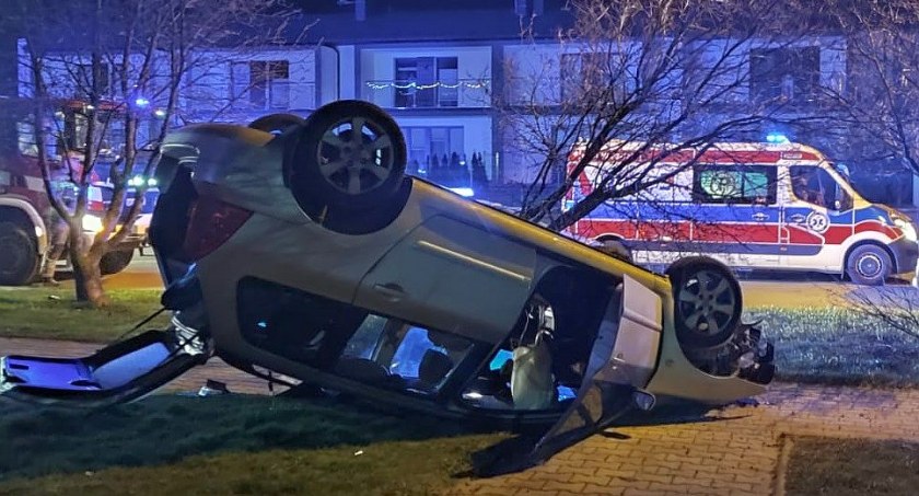 Dachował tuż przy bloku. Niebezpieczne zdarzenie w Ciechanowie