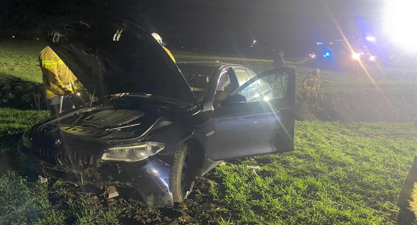 BMW wypadło z drogi. Za kierownicą senior [zdjęcia]