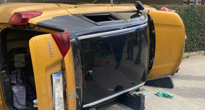 Auto na boku, w środku cztery osoby. Znów groźnie w Ciechanowie