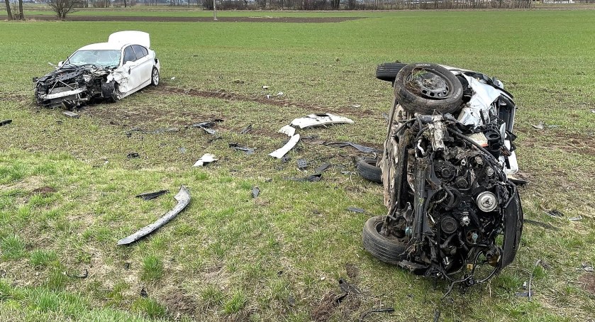 Po zderzeniu wypadli z drogi [zdjęcia]