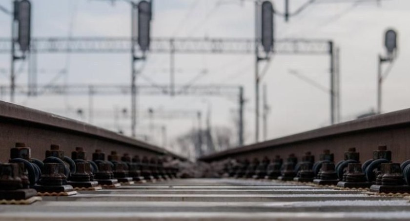 Z ostatniej chwili: Wypadek na torach. Utrudnienia w ruchu pociągów na linii Warszawa-Ciechanów