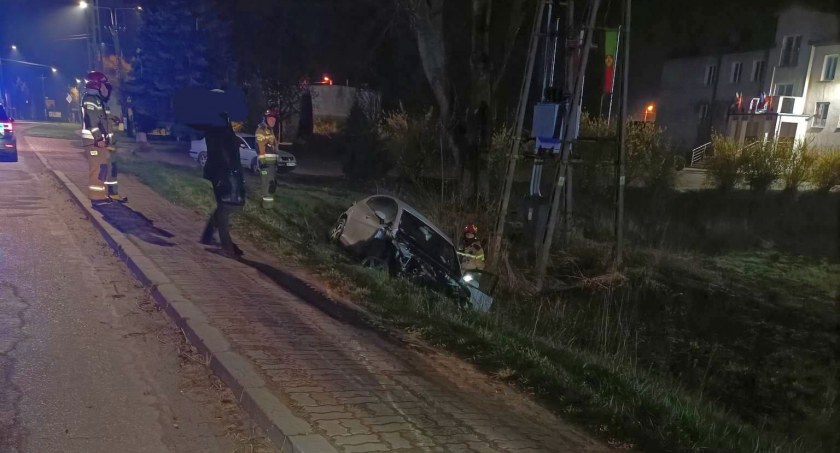 Uderzył w barierki i wpadł do rowu. Groźne zdarzenie w Sońsku [zdjęcia]