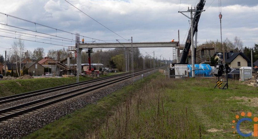 W Ciechanowie montują już wiadukt nad torami [zdjęcia]