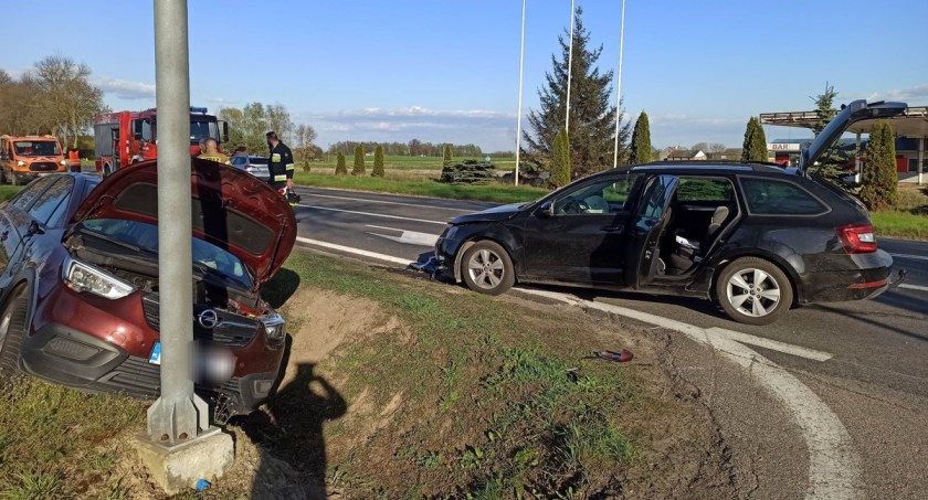 Dwa rozbite auta, dwie osoby poszkodowane [zdjęcia]