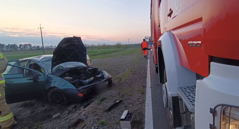 Wypadł z drogi i dachował. Groźne zdarzenie w powiecie ciechanowskim