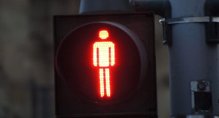 Przeszedł w Ciechanowie na czerwonym świetle, zapłaci ponad tysiąc złotych mandatu