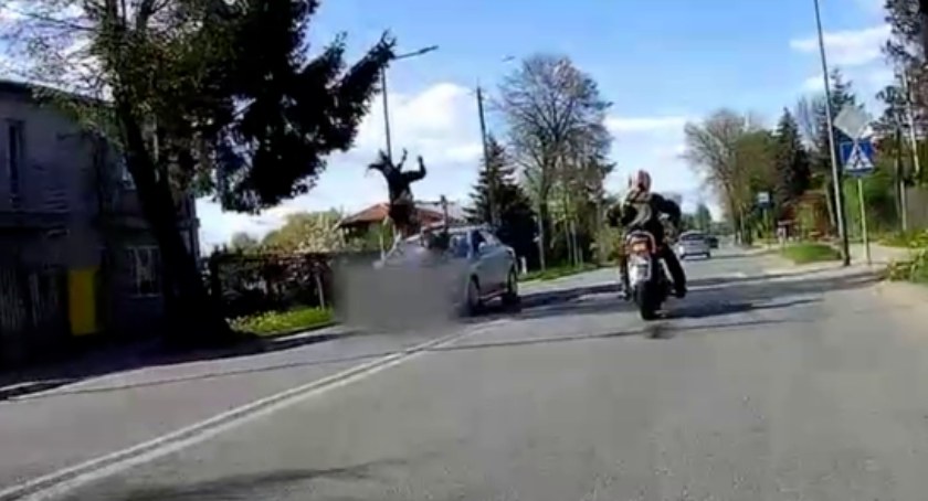 Wypadek w Ciechanowie. Nagranie mrozi krew w żyłach [wideo]