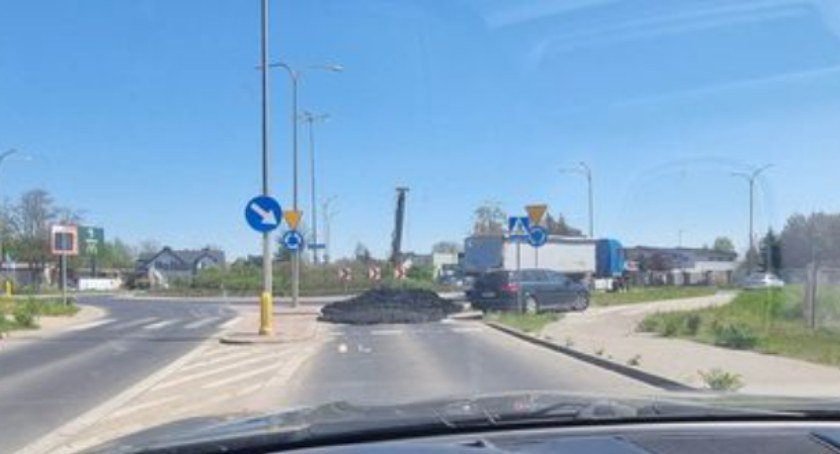 Z ostatniej chwili: Zablokowane rondo w Ciechanowie [zdjęcia]