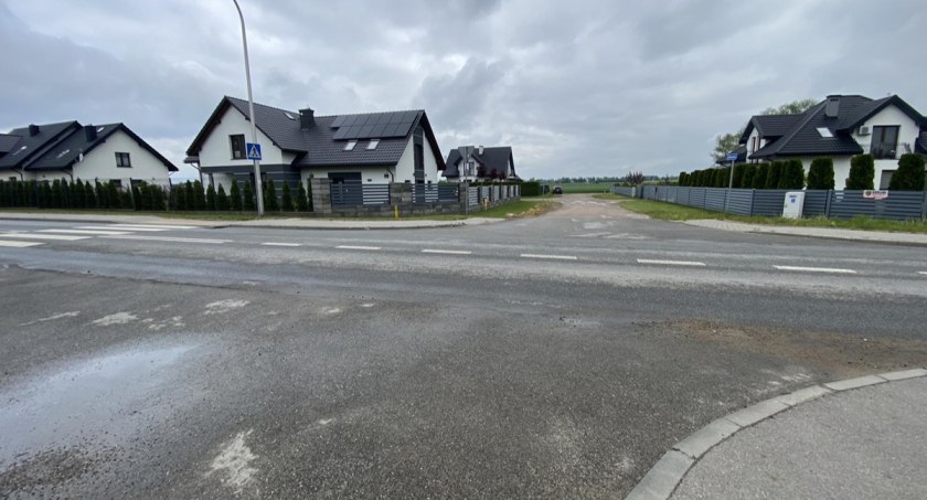 Zalewane są posesje w Ciechanowie: powiatowa radna wskazuje winnych