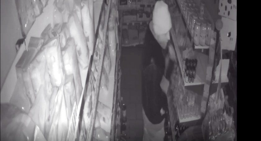 Włamał się do sklepu. Poszukuje go policja [wideo]