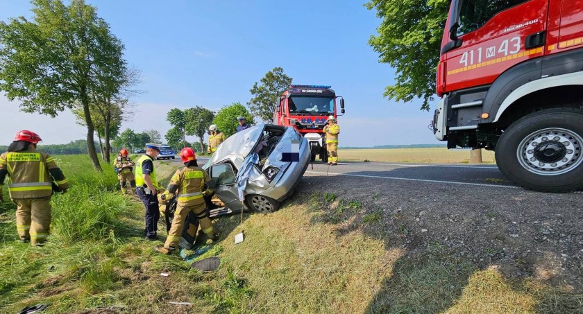 Poranne dachowanie pod Ciechanowem. Kierowca oddalił się z miejsca zdarzenia [zdjęcia]