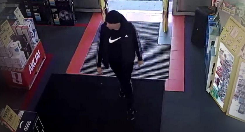 Ukradł konsolę do gier, szuka go policja [wideo]