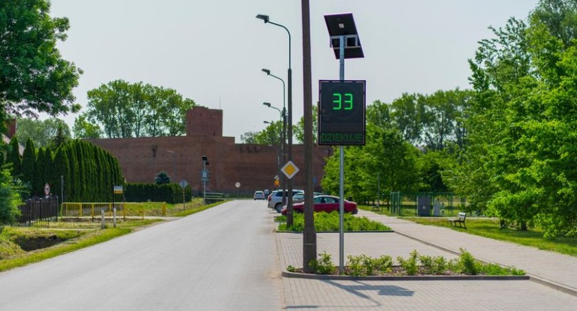 Radarowe wyświetlacze prędkości na kolejnych ulicach w Ciechanowie