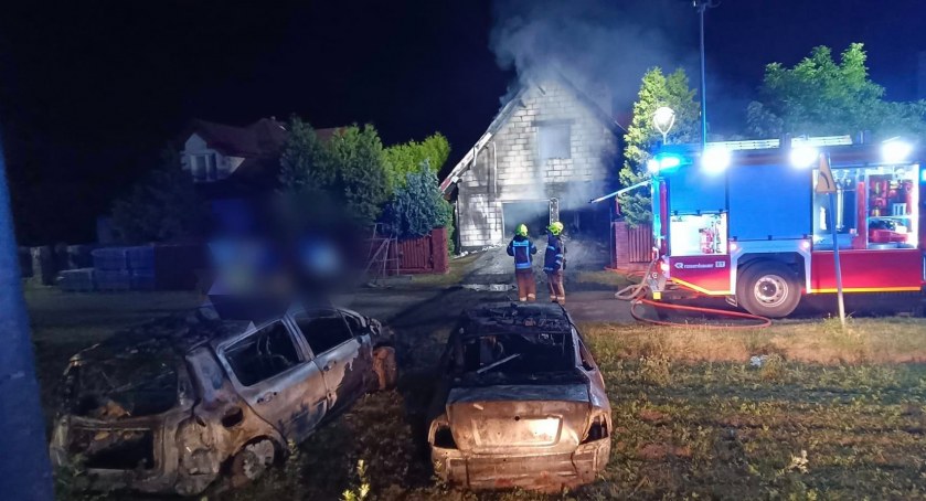 Ogromne straty po pożarze domu i garażu. Całkowicie zniszczone dwa auta