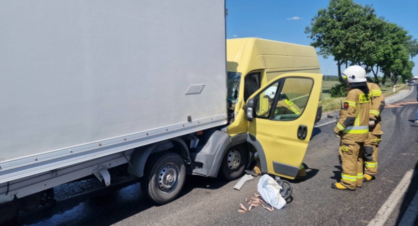 AKTUALIZACJA: Wypadek na krajówce. Dwie osoby ranne [zdjęcia]