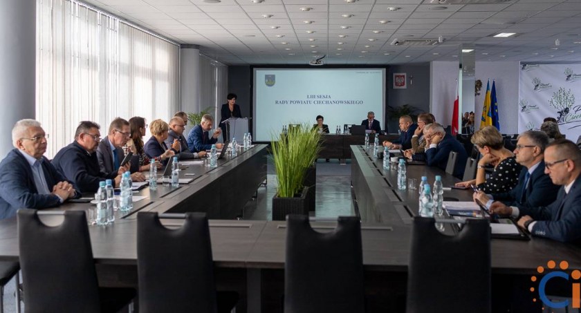 Radni powiatu ciechanowskiego ujawniają zarobki. Rekordzistka ponad 700 tys. zł