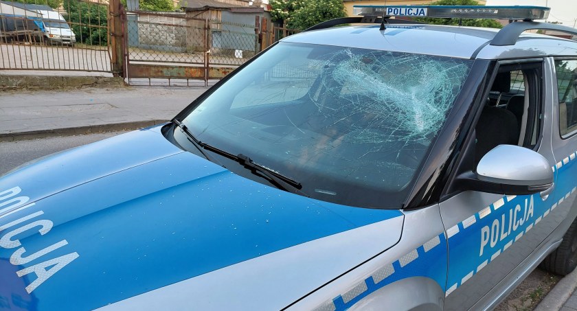 Uszkodził dwa samochody i radiowóz, zaatakował interweniujących policjantów