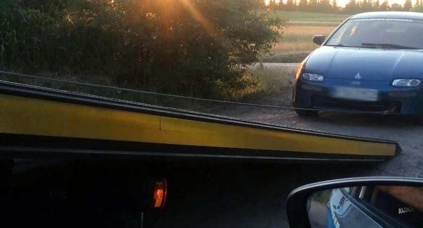 Przewoził osobówką 7 pasażerów, w tym 3 małych dzieci. Wpadł, bo jechał za szybko