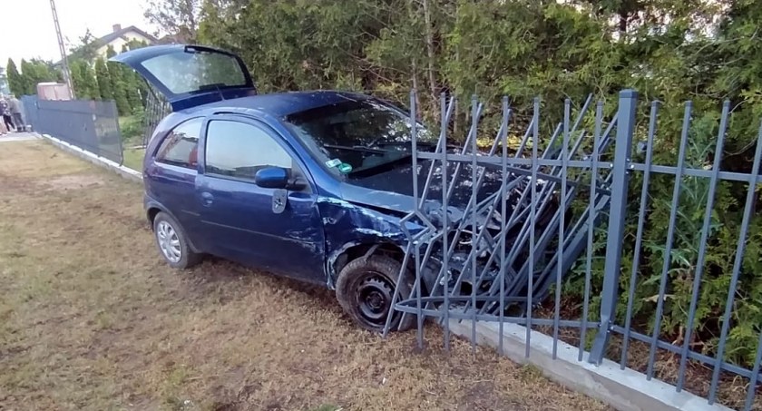 O krok od tragedii. Pijany kierowca uderzył w suzuki i wbił się w ogrodzenie, był zakleszczony w aucie [zdjęcia]