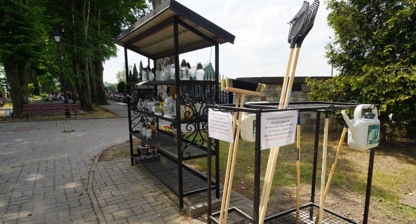Na cmentarzu w Ciechanowie pojawiła się wypożyczalnia narzędzi do sprzątania grobów