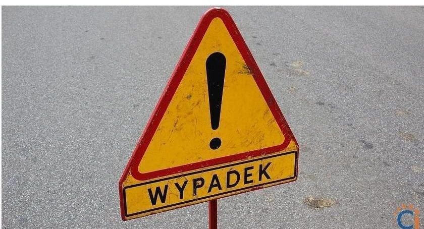 W Ciechanowie osobówka uderzyła w drzewo