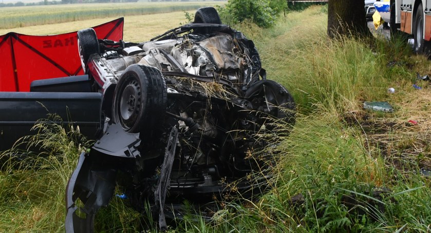 Tragedia na drodze. Jeden z podróżujących zginął, drugi trafił do aresztu [zdjęcia]