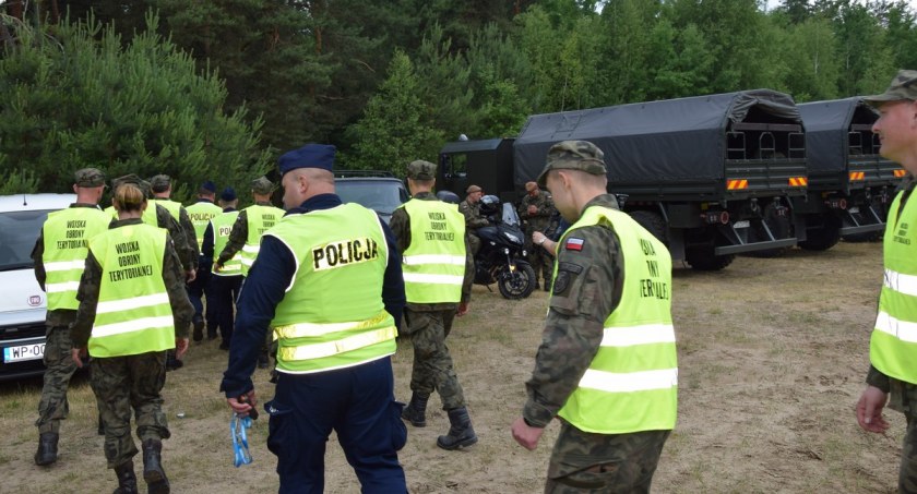 Działania policji, wojska i straży pożarnej w rejonie poligonu pod Ciechanowem [zdjęcia]