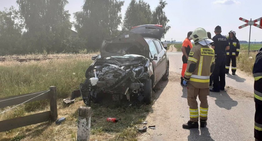 Auto zgasło na torach. Poważny wypadek na przejeździe kolejowym [zdjęcia]