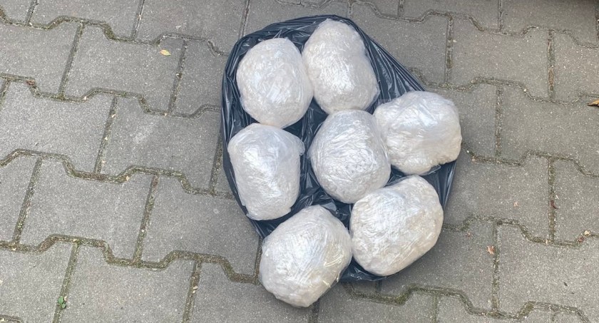 Handlarz narkotyków w rękach policji. Miał w aucie ponad 7 kg amfetaminy [zdjęcia]