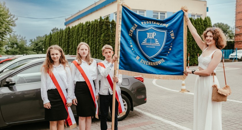Szkoła Podstawowa TWP ze sztandarem [zdjęcia]